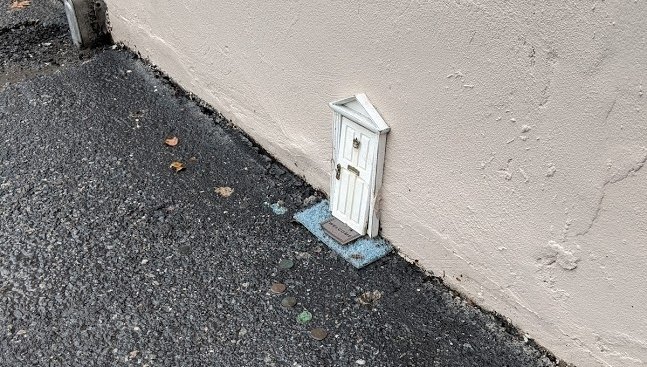 JasmineQuarters's tweet photo. Where'd we find this tiny door? Make your way up and down State Street and maybe you can open it up and see what's behind it....

#travel #travelgram #savannah #savannahga #savannageorgia #discoversavannah #vacationrentals https://t.co/iNPmEUloy4