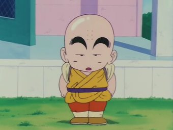 Krilin apparaît au début de Dragon Ball assez comiquement. Introduit comme venant d'un temple, il pratiquait déjà les arts martiaux. Il était espiègle, fourbe (kinto'un le rejette quand même) et même lubrique, sa raison de demander à Kame Sennin de l'entraîner ? Les filles.