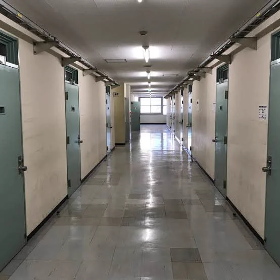 どっちがどっち？早稲田大学16号館と東京拘置所がほとんど一緒www