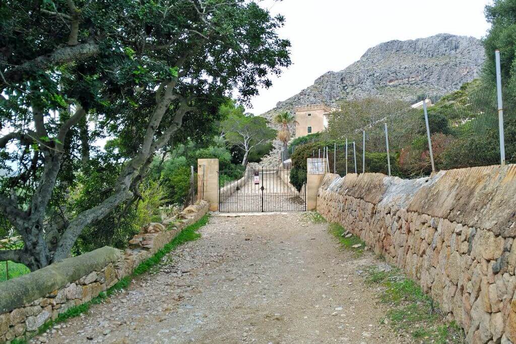 turismepetit's tweet photo. Os dejamos una nueva excursión inédita en la web, es más difícil de lo habitual pero merece la pena por sus diferentes puntos de interés ☺.
Excursión a Cala Bóquer desde el Port de Pollença: https://t.co/1KvkawLSYF
#turismofamiliar #Mallorca https://t.co/d5JrKKF1mN