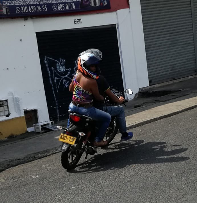 radiosupercali's tweet photo. ¡INCREIBLE! Hoy en pleno toque de queda, esta pareja acaba de robar a uno de los periodistas de SUPERNOTICIAS DEL VALLE. Placas KRD 73F cerca al Hotel Intercontinental en #Cali. @PoliciaCali https://t.co/wOrebCtGMs