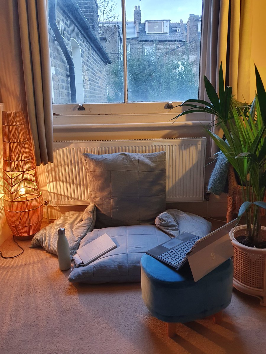 Maya_Assess's tweet photo. Friday afternoon workstation. Hopefully a change in scenery (from facing my wall to facing different walls in the same room) inspires some cool ideas for my brainstorming session. Something exciting coming soon! #psychometrics https://t.co/nCzQrD2WKO