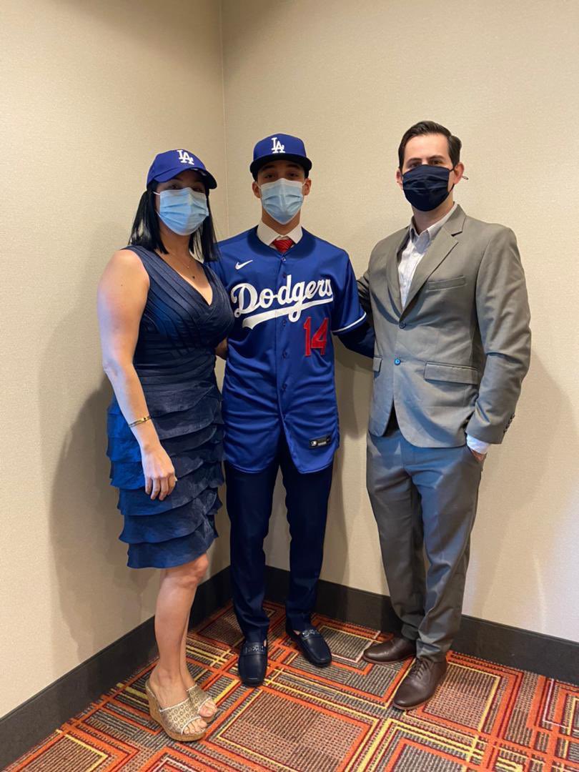 Dessireecastro1's tweet photo. El receptor Jesús Galiz, estampa su firma con @LosDodgers el prospecto se formó en las filas de #goprobaseball agente @EMIROBARBOZA https://t.co/E169g88tJZ