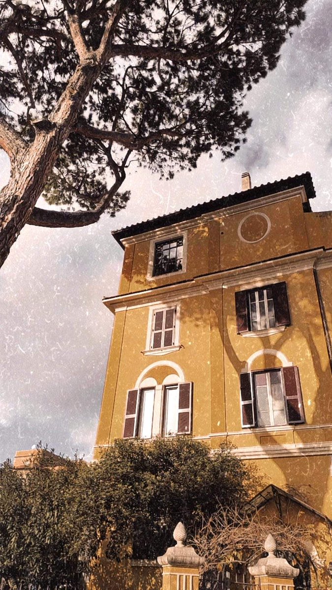 📚 #curiositàarcadiche
A #Roma, nel cuore di #Monteverdevecchio è possibile vedere la casa in cui visse l'artista #Escher, suggestiva è la #vetrata all'ultimo piano di questo palazzetto tanto armonizzato con il quartiere in cui si trova
#arcadia
#citofonarearcadia
#monteverde