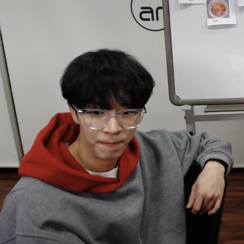 highlight_jh8's tweet photo. 즌쯔 본투비 아이돌,, 턱선과 콧날 거의 장미칼이야 내 심장 베어냄 https://t.co/ftQoCtP1hP