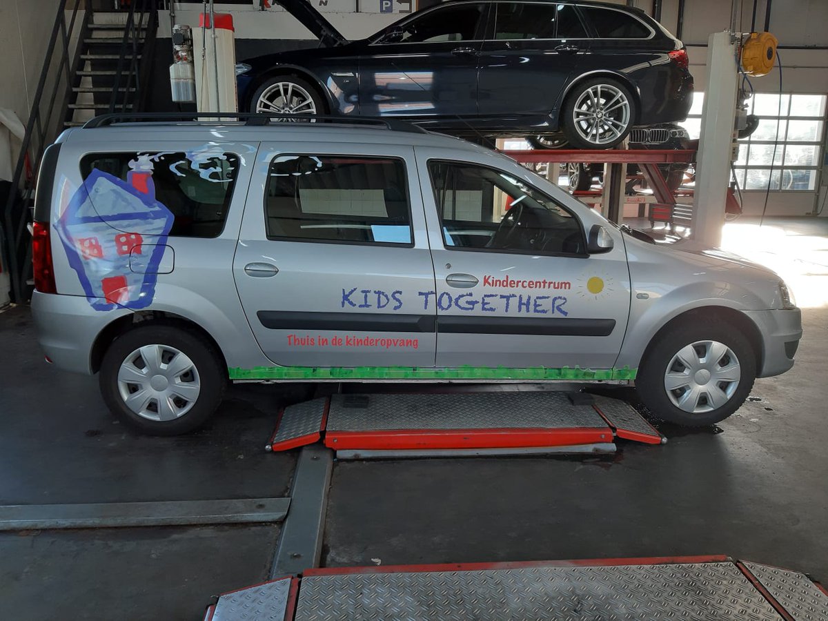 Autobeletterd's tweet photo. Helaas nog even niet samen, maar hopelijk kan deze #Dacia #Logan van @KCKidsTogether uit #Almere z.s.m. in actie komen en de kinderen en ouders blij maken.

Ook een #autobelettering waar je vrolijk van wordt? https://t.co/WTKFljG4Ti https://t.co/XPHy0m9u49
