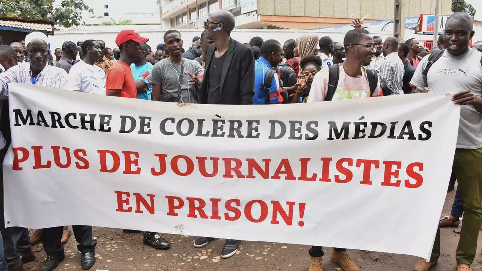 #Guinee: 3 journalistes de radio @africa_nostalgi condamnés à 2 mois d’emprisonnement avec sursis pour diffamation sur la base du code pénal. <a href="/RSF_inter/">RSF</a> dénonce une sanction illégale et un contournement grossier du code de la presse qui a pourtant dépénalisé les délits de presse.