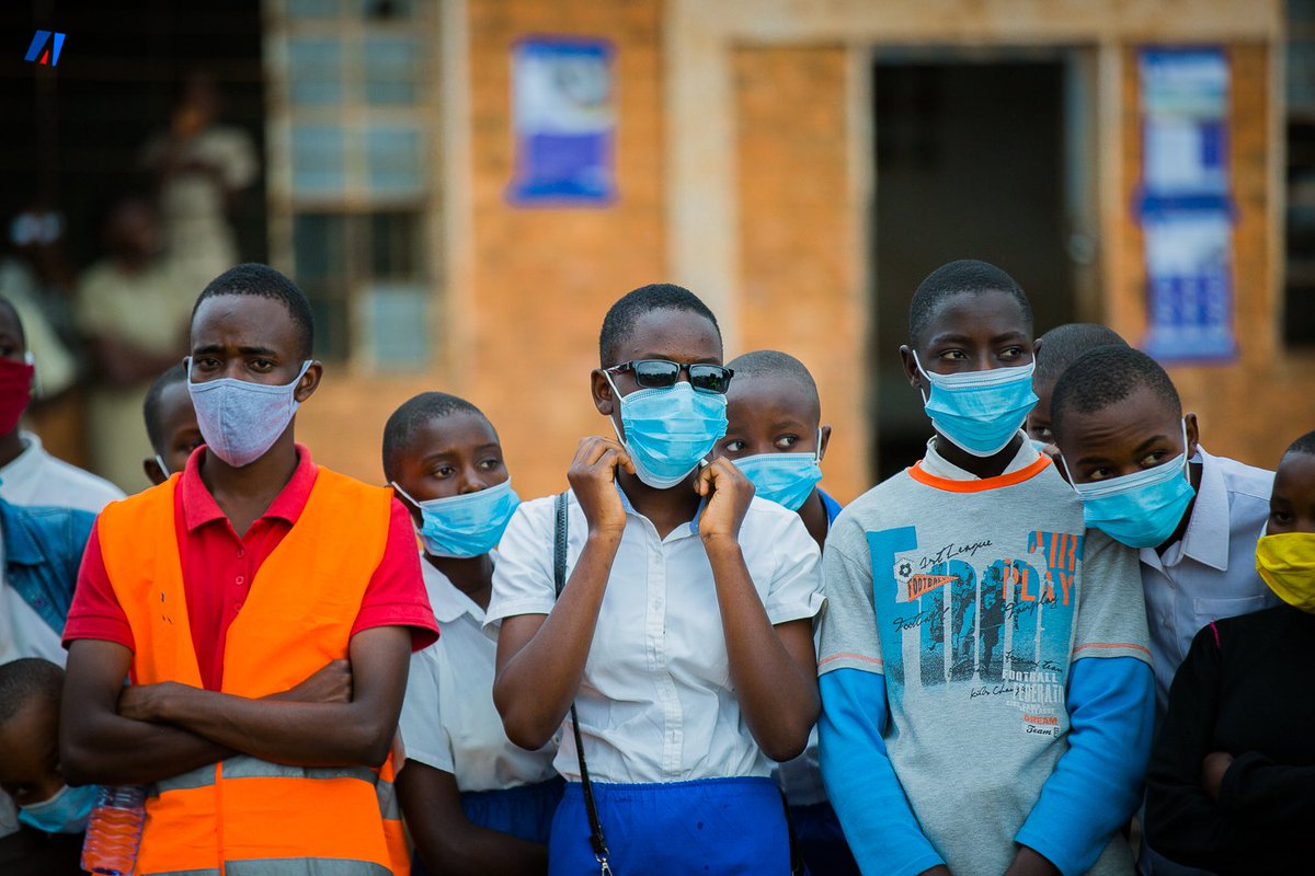 akezanet's tweet photo. Pour le compte de @Rcretraining, l’ancienne Miss Zéro Plastique Parfaite NIYONKESHA a expliqué aux élèves présents comment jeter les déchets en prenant soin de préserver l’environnement. https://t.co/RurcFJrxfV