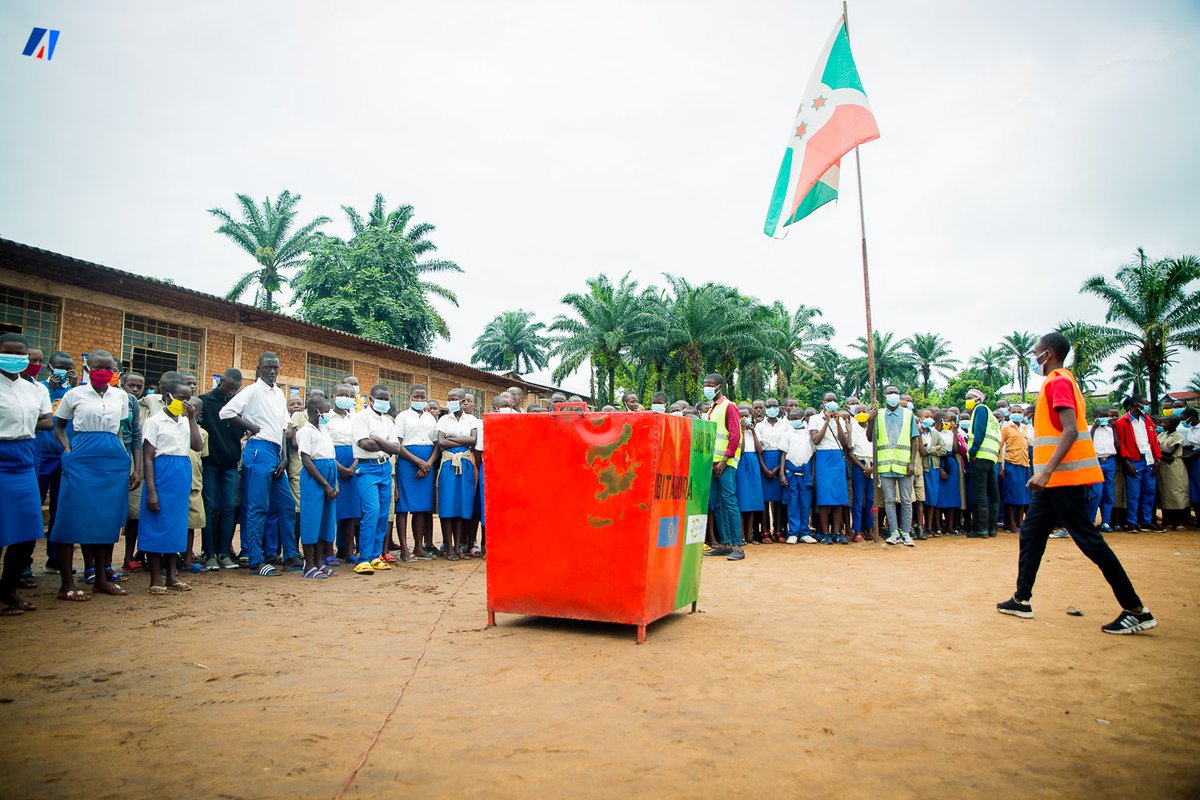 akezanet's tweet photo. Pour le compte de @Rcretraining, l’ancienne Miss Zéro Plastique Parfaite NIYONKESHA a expliqué aux élèves présents comment jeter les déchets en prenant soin de préserver l’environnement. https://t.co/RurcFJrxfV