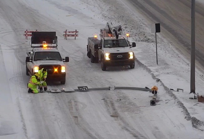 CityofRegina's tweet photo. Our crews are repairing the traffic signals &amp; expressway lights that were damaged during the storm. Work occurring at:

🚦 Victoria &amp; Prince of Wales
🚦 Victoria &amp; Colemen
🚦 West off ramp at McDonald &amp; Ring
🚦 Ross &amp; Sioux

Please use caution around equipment. #yqr #skstorm https://t.co/4LX8IIGYoQ
