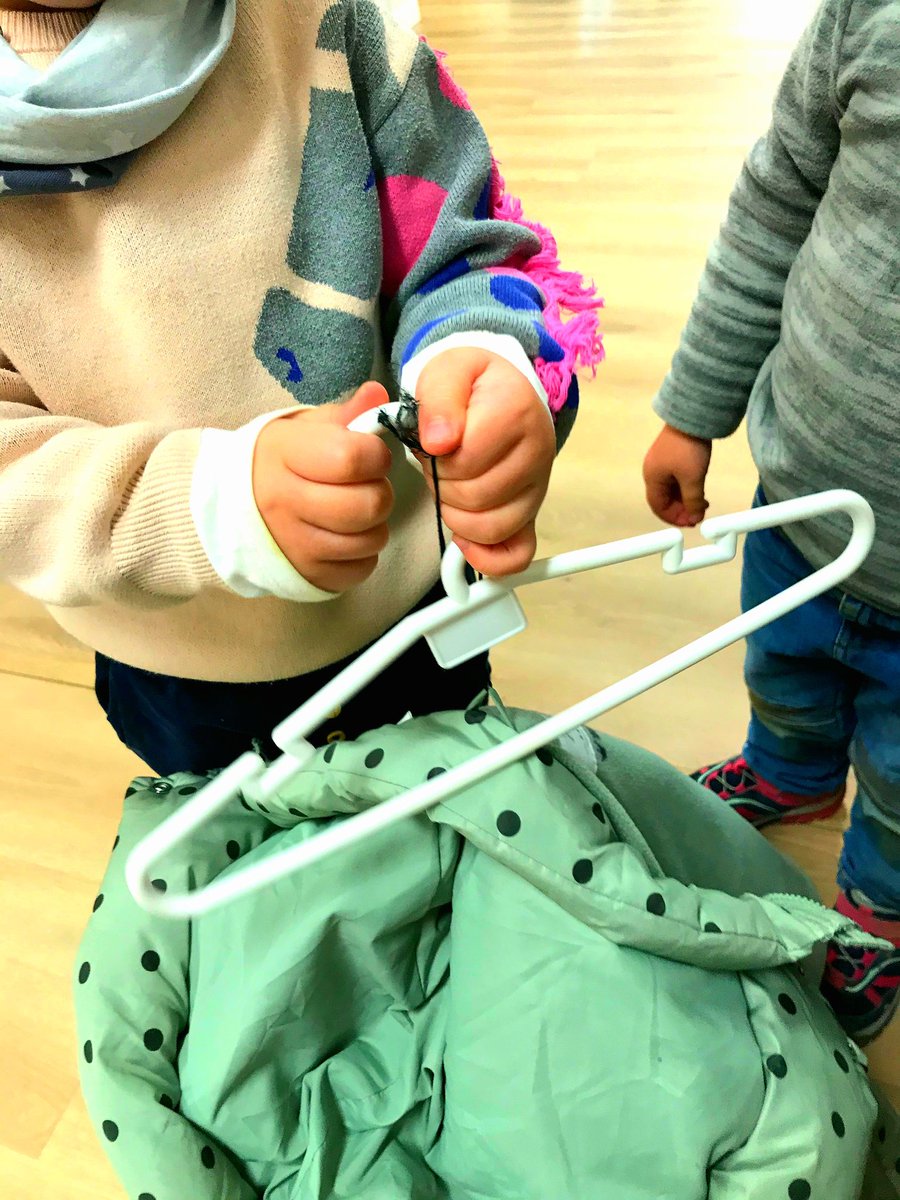 escola9graons's tweet photo. Uiii, com em costa! És molt difícil! 🙃

A #P3, cada dia, ens esforcem per tenir ordenades les nostres bosses i penjar la roba als armaris penjarobes 🧣🧤🧥🎒

Cada vegada adquirim més autonomia! 😊 https://t.co/G02xx8wHjC