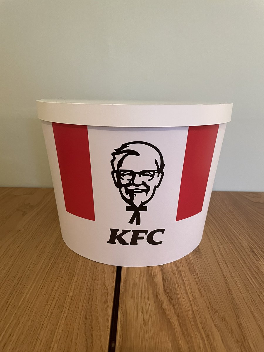 All_Things_New_'s tweet photo. A bucket taken to the Max! 🍗🤩 @KFC_UKI @walkers_crisps #walkerskfc #walkers #kfc #itmakessense #crisps #walkersmax #kentuckyfriedchicken #zinger #gifted #wellthisisnew https://t.co/KLmyeshkvg