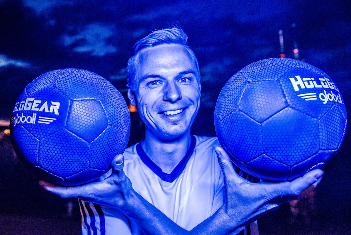 ⚽️⚽️ #pawelskora #freestylefootball #trikipilkarskie #pilkanozna #football #balls #smile #behappy #polishboy #polskichlopak #dreamer #liveyourlife #followyourdreams #wroclove #wroclaw #wieczor #evening #piatek #friday #photooftheday #photosession #sesjazdjeciowa