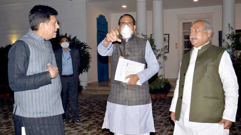 मुख्यमंत्री श्री <a href="/ChouhanShivraj/">Shivraj Singh Chouhan</a> की केन्द्रीय रेल मंत्री श्री <a href="/PiyushGoyal/">Piyush Goyal</a> और <a href="/AgriGoI/">Agriculture INDIA</a> मंत्री श्री <a href="/nstomar/">Narendra Singh Tomar</a> से मुलाकात हुई। 
Read More:bit.ly/2XFW0sM
#JansamparkMP