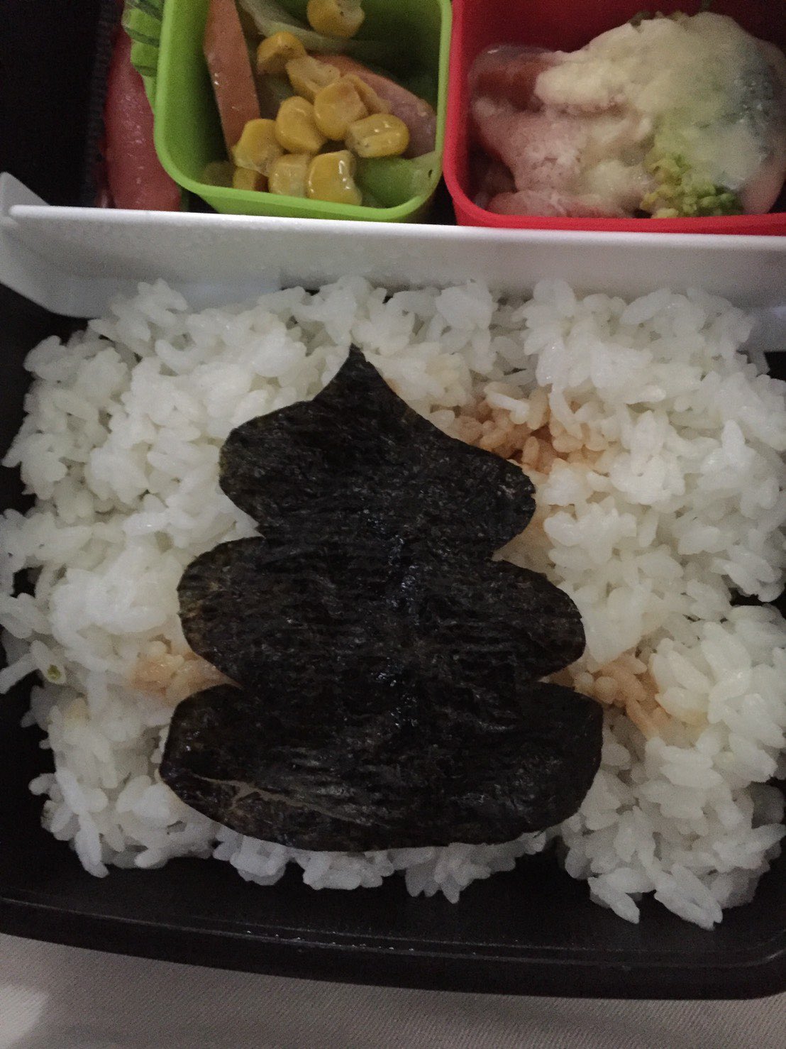 こっつん 旦那から写メが送られてきた 私 何コレ 嫌がらせ弁当ってヤツ ウケる 旦那 お前が昔 俺に持たせた弁当だけど 私 すっかり記憶から消え去っていたけど そういえば喧嘩した時に作ったような