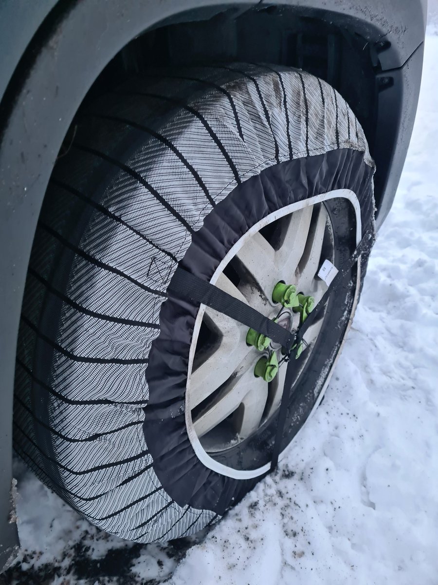 On a DCA today <a href="/YorksAmbulance/">Yorkshire Ambulance</a>.  Snow socks got us out of a jam, love them it's the future.  #notstuck #goanywhere