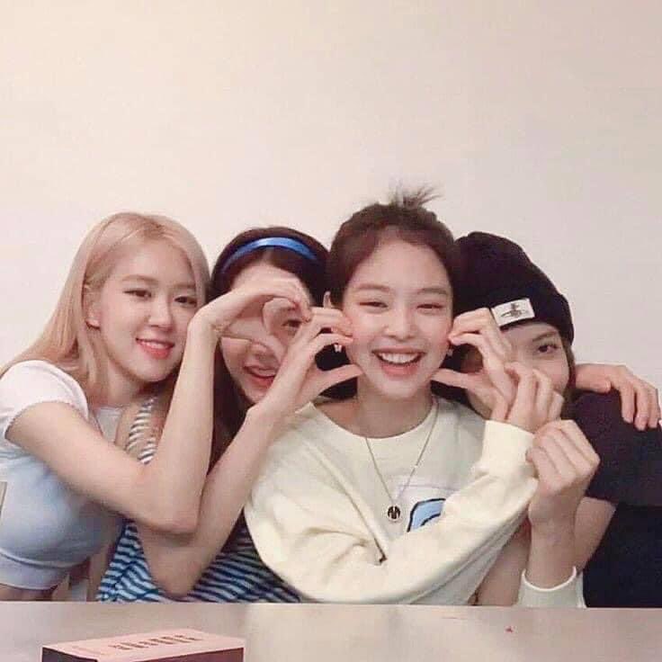 nhoxbaby3's tweet photo. Tim tôi có 4 ngăn 1 ngăn dành cho Kim ChiChu ❤1 ngăn dành cho Kim Mandoo❤️ 1 ngăn dành cho mỹ nhân an tĩnh Park Rosé ❤còn ngăn cuối cùng dành cho bé út Lalisa ❤️JenChuLiChaeng❤️ 
#PricelessJennieDay #BonJennieversaire #빛이나는_제니의_모든날이_찬란하길 https://t.co/i97QKaGiPf