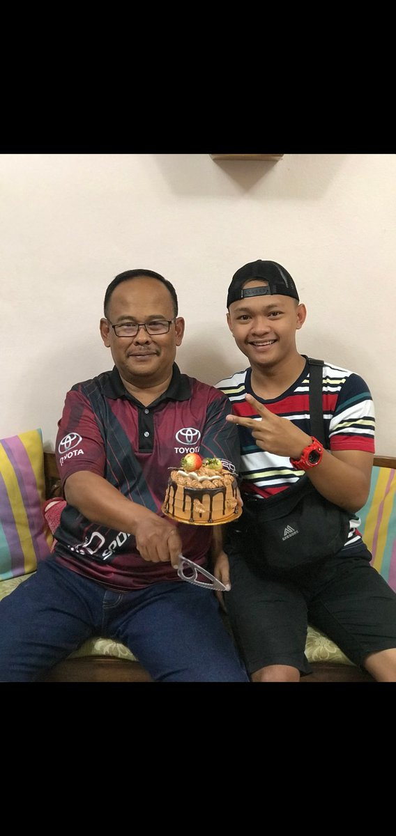 NazrulUda_'s tweet photo. 10.01 birthday ayah , 13.01 ayah pergi dijemput sang pencipta. Sayunya hati ini hanya allah je yang tahu. Terima kasih sebab dah jadi ayah yang terbaik untuk uda dan adik-ii. Semoga ayah ditempatkan digolongan orang-ii yang beriman Aminnn 🤲 https://t.co/ytDpe54JCQ