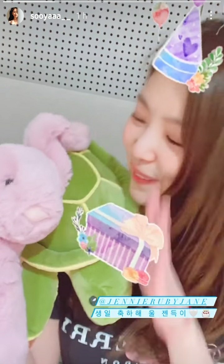 bpbillboard's tweet photo. Jisoo posted a video of Jennie and wished her an happy birthday on her Instagram stories 🐢🐇💗🐱

#빛이나는_제니의_모든날이_찬란하길
#PricelessJennieDay
#BonJennieversaire 
@BLACKPINK https://t.co/GAtoHAf7t2