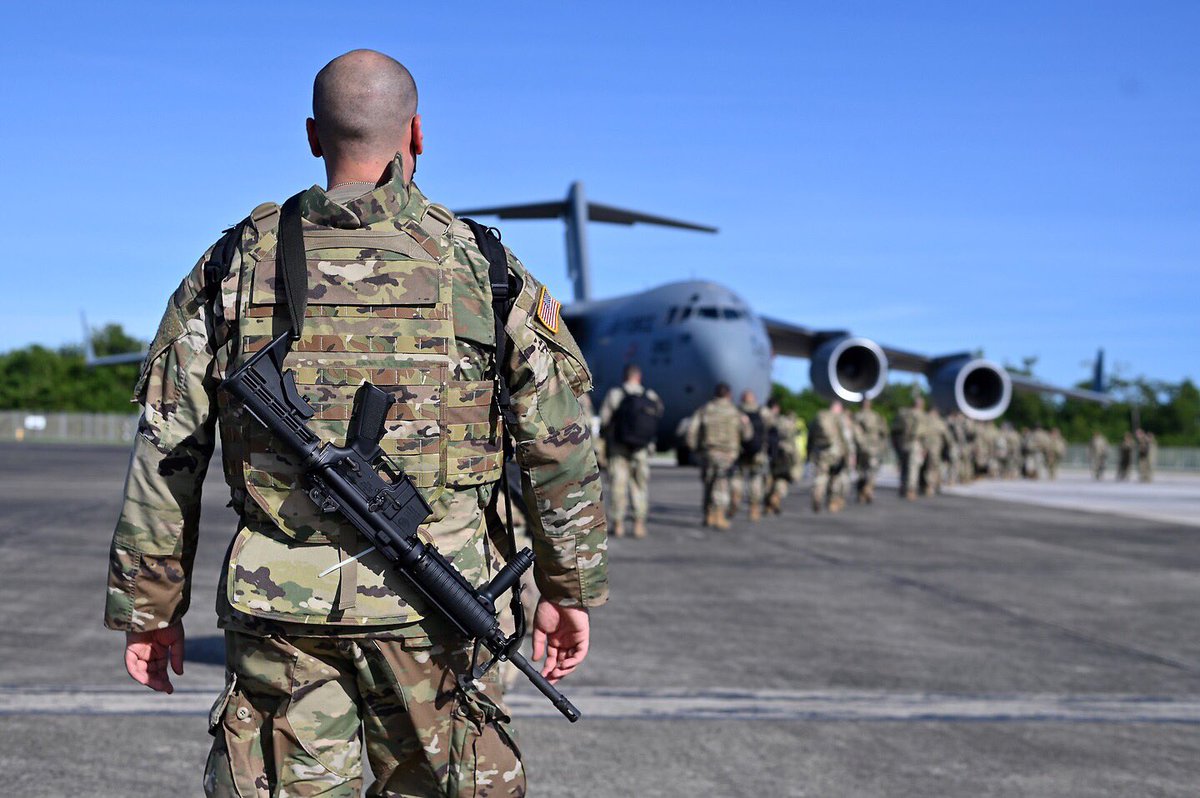 NotiJuan's tweet image. Salen hacia D.C. 127 de 200 soldados puertorriqueños de la @PRNationalGuard que asistirán en la seguridad de la inauguración del presidente electo @JoeBiden. El grupo restante irá en otro vuelo en horas de la tarde.

#Godspeed #HooAh