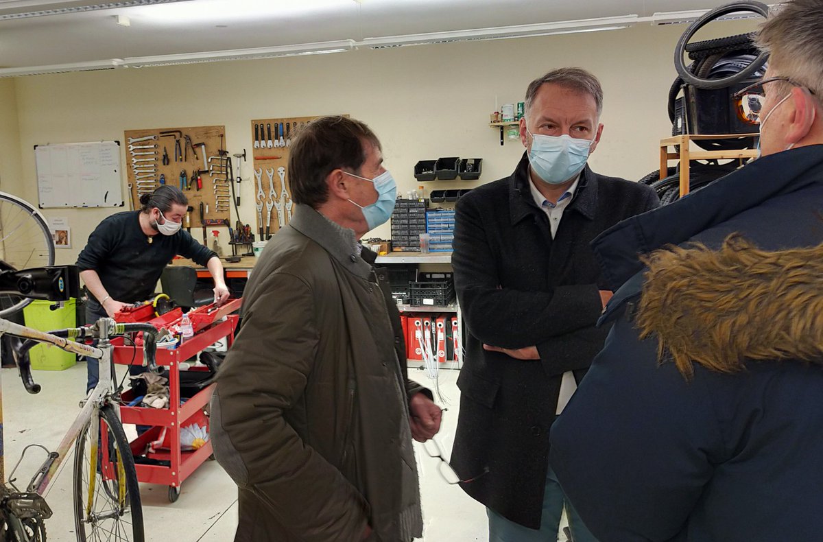 StephaneScha's tweet photo. ▶️Visite aujourd'hui du président de la Métropole @brunobernard_fr dans nos locaux.
L'occasion d'échanger sur les enjeux de mobilité, d'emploi et d'#insertion des personnes en précarité.

@Athouvenot @Antoinedulin https://t.co/galTiMwJYw