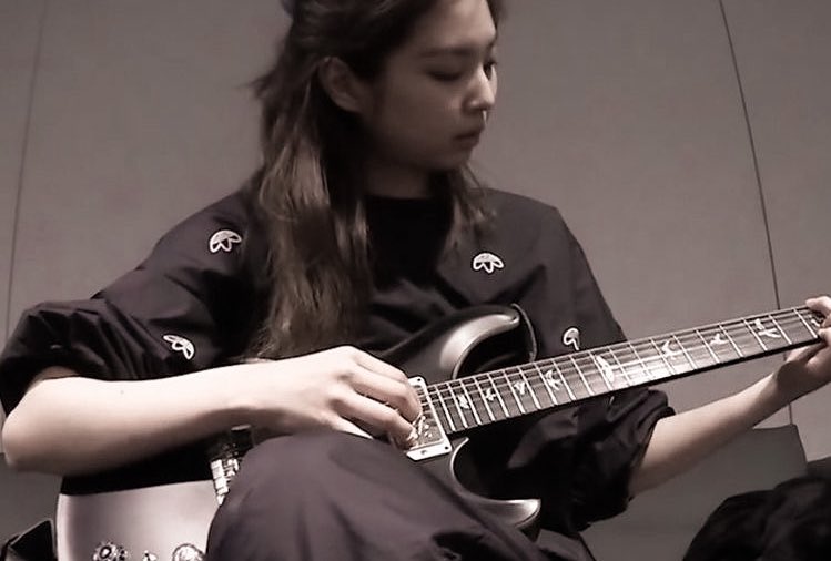 BPINKLATINO's tweet photo. Admiro la forma en que JENNIE siempre busca mostrar nuevos lados y nunca tiene miedo de afrontar nuevos desafíos. Ya la hemos visto tocar la guitarra,como productora, escritora,cantante,Main Rapper, modelo y embajadora. 

#PricelessJennieDay
#BonJennieversaire
 @BLACKPINK https://t.co/vhTi24iwad