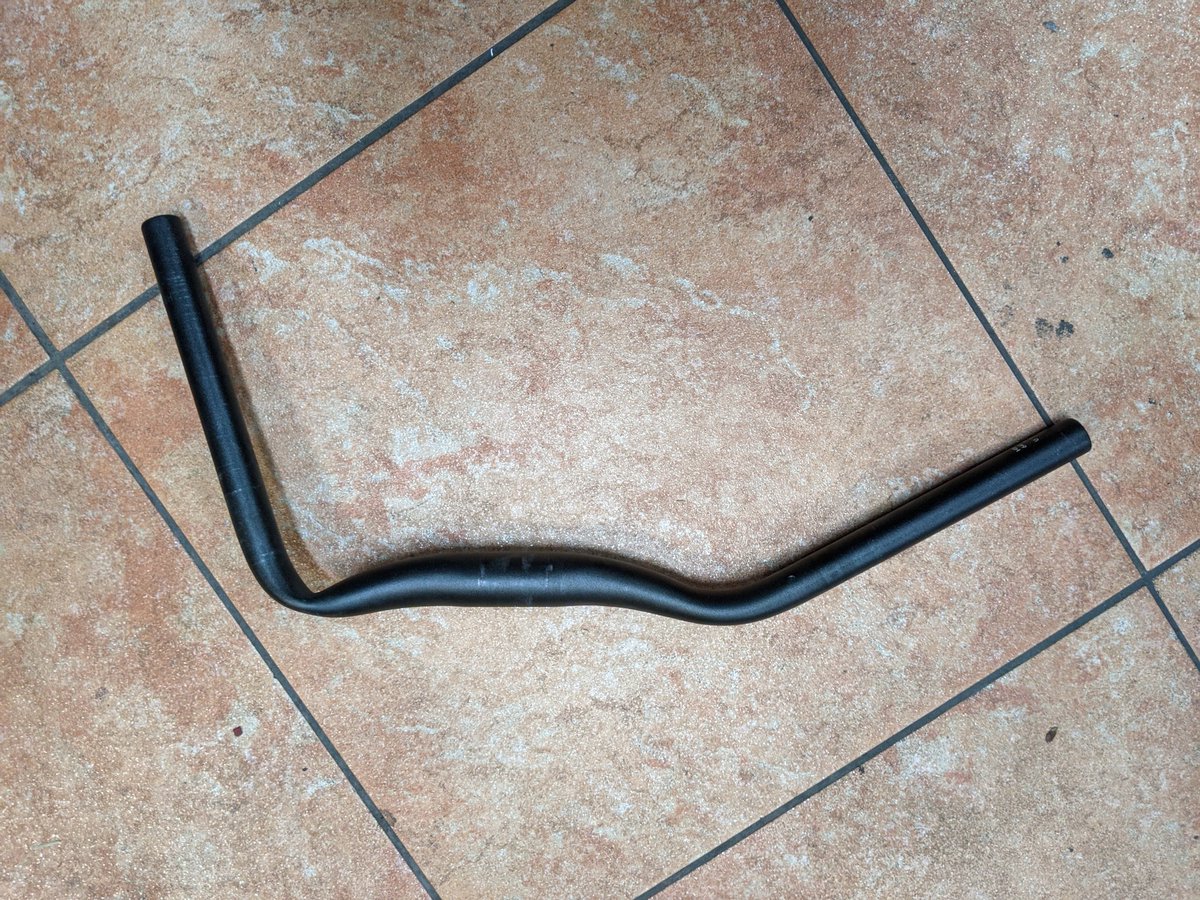 Saito1984's tweet photo. Diese #Lenker Form kann entstehen, wenn man mit dem #Rad stürzt. Interessanterweise ist bis auf den Scheinwerfer und die Griffe, nix weiter kaputt gegangen. #Fahrrad #Werkstatt #Fahrradwerkstatt https://t.co/8csVjCUZPR