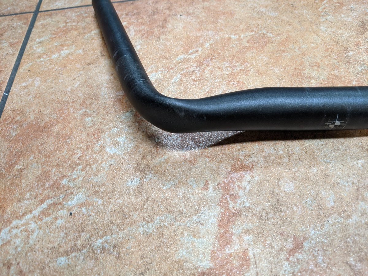 Saito1984's tweet photo. Diese #Lenker Form kann entstehen, wenn man mit dem #Rad stürzt. Interessanterweise ist bis auf den Scheinwerfer und die Griffe, nix weiter kaputt gegangen. #Fahrrad #Werkstatt #Fahrradwerkstatt https://t.co/8csVjCUZPR