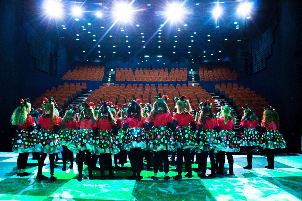 Spotlight_Limk's tweet photo. Happy new year to all of our Spotlight pupils, families & friends. We may not be back to classes just yet but we're still planning some fun things over the next few months. Stay tuned to our social media for more information!
#SpotlightLimerick #LimerickStageSchool #BackSoon https://t.co/WMnuYgMTSU