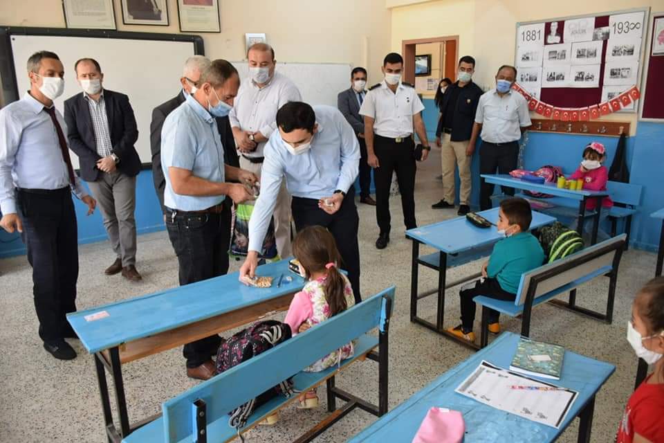 AlanyoluO's tweet photo. #EğitimdeKöprübaşı Sayın kaymakamımız eşliğinde Başakşehir kulübünün hediye ettiği  formalarını ve hediyelerimizi öğrencilerimize dağıttık... https://t.co/c9RT2ySulO