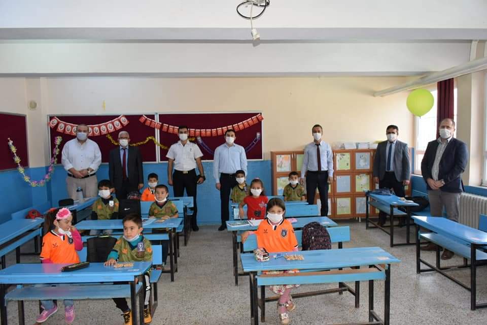 AlanyoluO's tweet photo. #EğitimdeKöprübaşı Sayın kaymakamımız eşliğinde Başakşehir kulübünün hediye ettiği  formalarını ve hediyelerimizi öğrencilerimize dağıttık... https://t.co/c9RT2ySulO