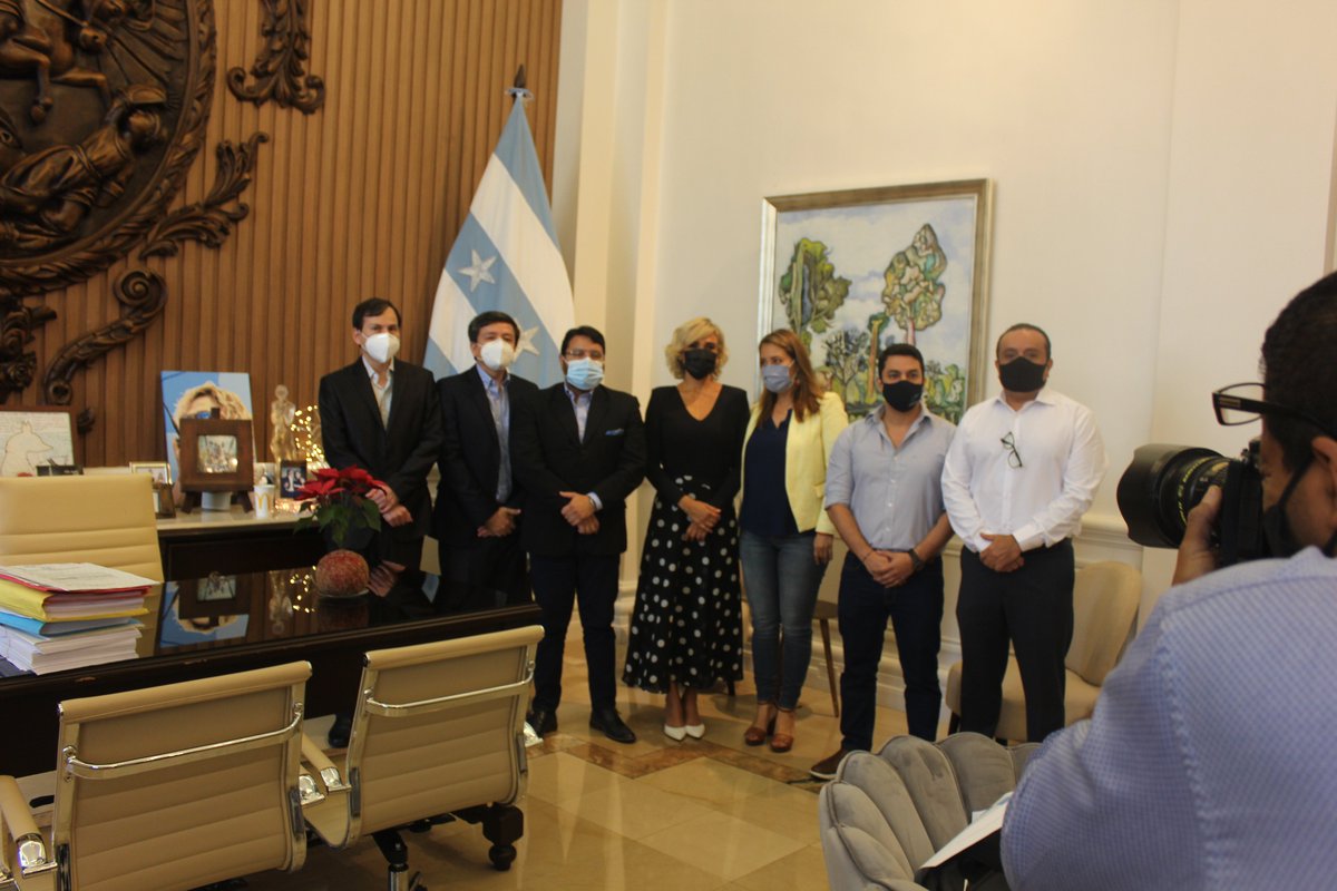 manosecuadororg's tweet photo. Presentación a la Alcaldía @cynthiaviteri @alcaldiagye del cronograma de trabajo por Estudio de Factibilidad y Levantamiento de Información por el proyecto Smart City en Guayaquil que ejecutará la Fundación #ManosEcuador @capturguayas @HMunetonZ https://t.co/PdqD8LnaqX