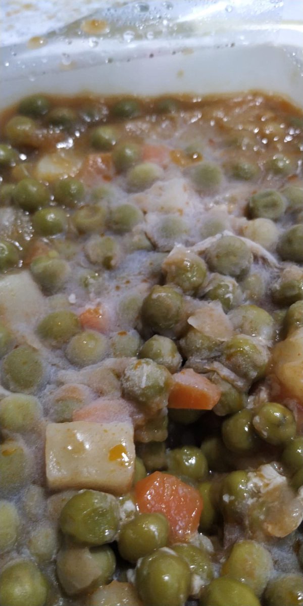 Tati_Denal's tweet photo. En hospital isabel zendal Moho en la comida para pacientes covid y cucharas de cafe para comer carne. Asi cuidan  @SaludMadrid @ComunidadMadrid a nuestros emfermos con nuestros impuestos https://t.co/nydB170vGF