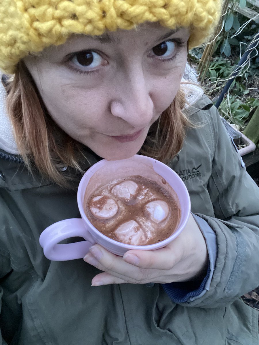 lilcoitykitchen's tweet photo. End of work day 👩🏻💻 Sat up the garden looking rough AF as am being battered by hormones & have had hardly any daylight this week, urgh... Friday night kebab delivery then bed 😄 #gardenchillin #yesisaidhormones #nonotthoseones 👵🏻 #orthoseoones 🍼 #normalones 😬 https://t.co/n2pyp9a4ej