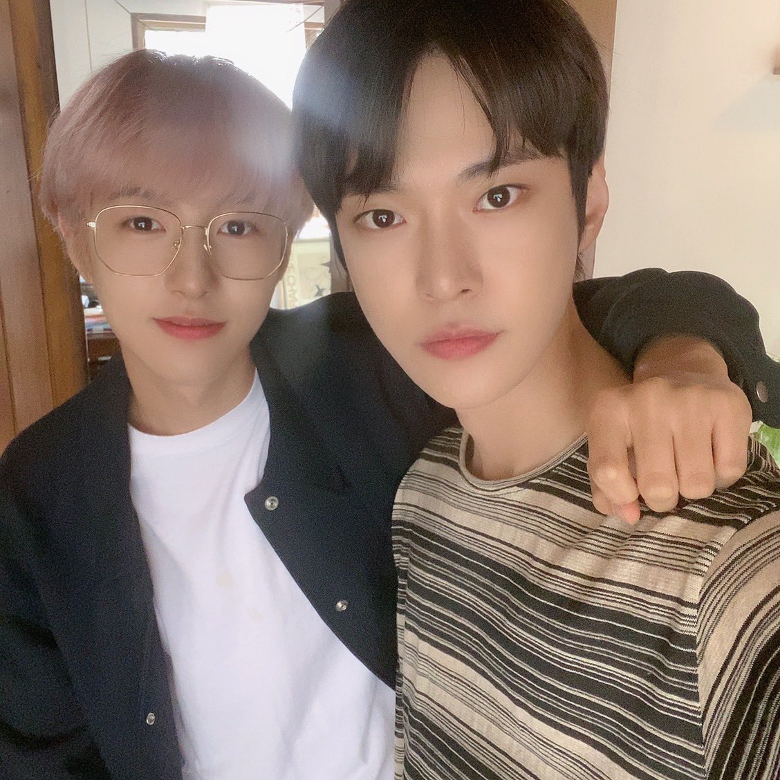 DRMFEED's tweet photo. renjun and doyoung becoming closer bc of awsaz was truly a blessing https://t.co/fQpZp63wJJ