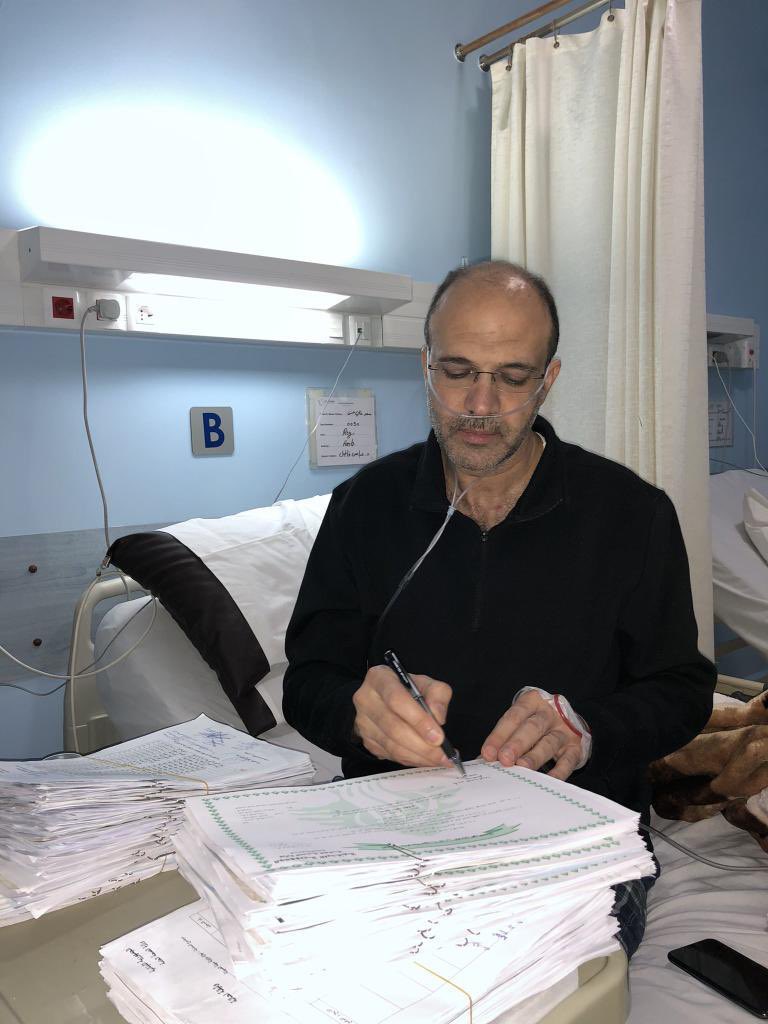 dianamoukalled's tweet photo. في مشكلتين بهالصورة:
الوزير حمد حسن قادر يقعد ويشتغل يعني حالته ما بتستدعي طوارئ لذلك حبذا يخلي الغرفة لمرضى عم يتكدسوا أمام الطوارئ وحالتهم كتير اصعب.
ثانيا استدرار البطولات والتعاطف لجهة أنو الوزير السوبرمان عم يشتغل هوي ومريض ومش منتبه ابدا للصورة في كتير ابتذال واستهبال للناس https://t.co/oydC2UZXJK
