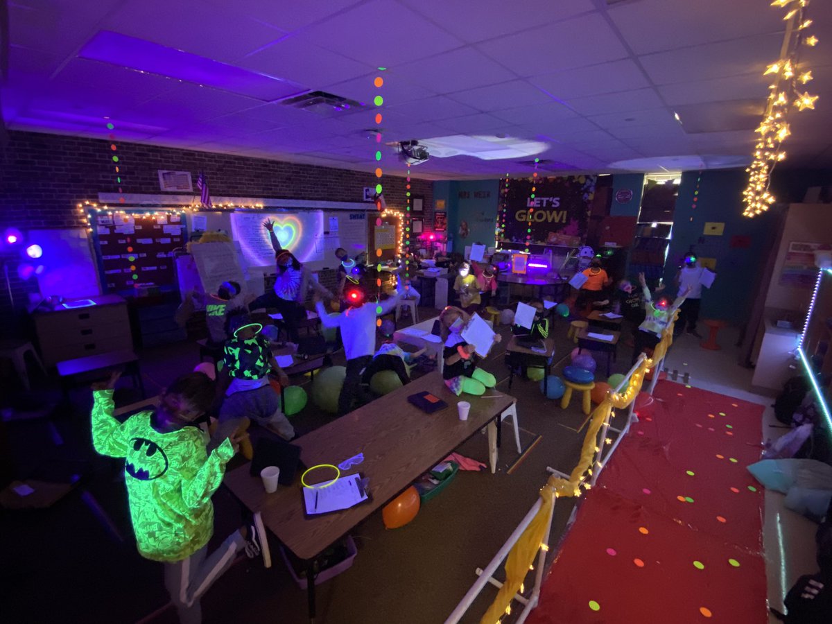 SmileyWeik's tweet photo. Identifying forms of poetry in an atmosphere of magic! ✨❤️🧡💛💚💙💜 @kisdlit @EagleRidgeKISD https://t.co/MmMgEMBdT3