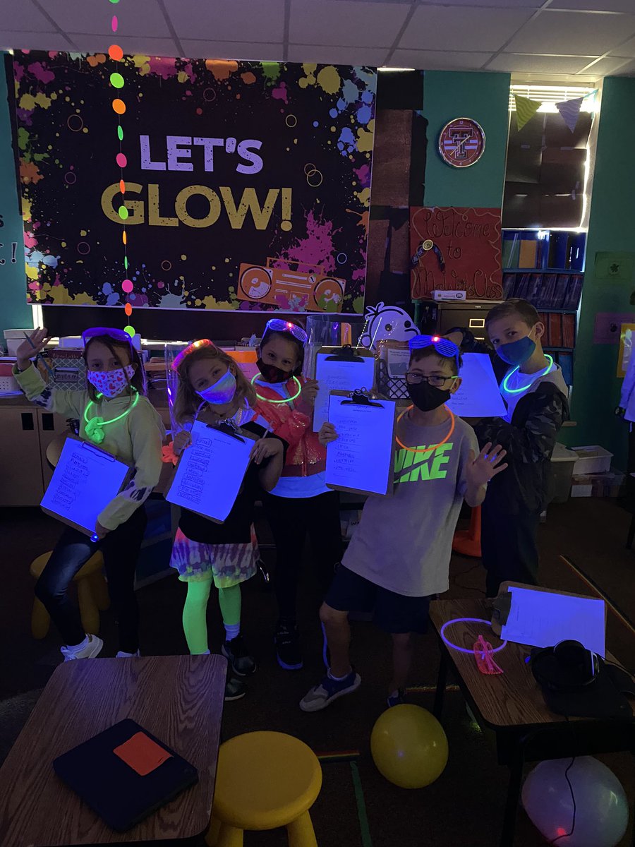 SmileyWeik's tweet photo. Identifying forms of poetry in an atmosphere of magic! ✨❤️🧡💛💚💙💜 @kisdlit @EagleRidgeKISD https://t.co/MmMgEMBdT3