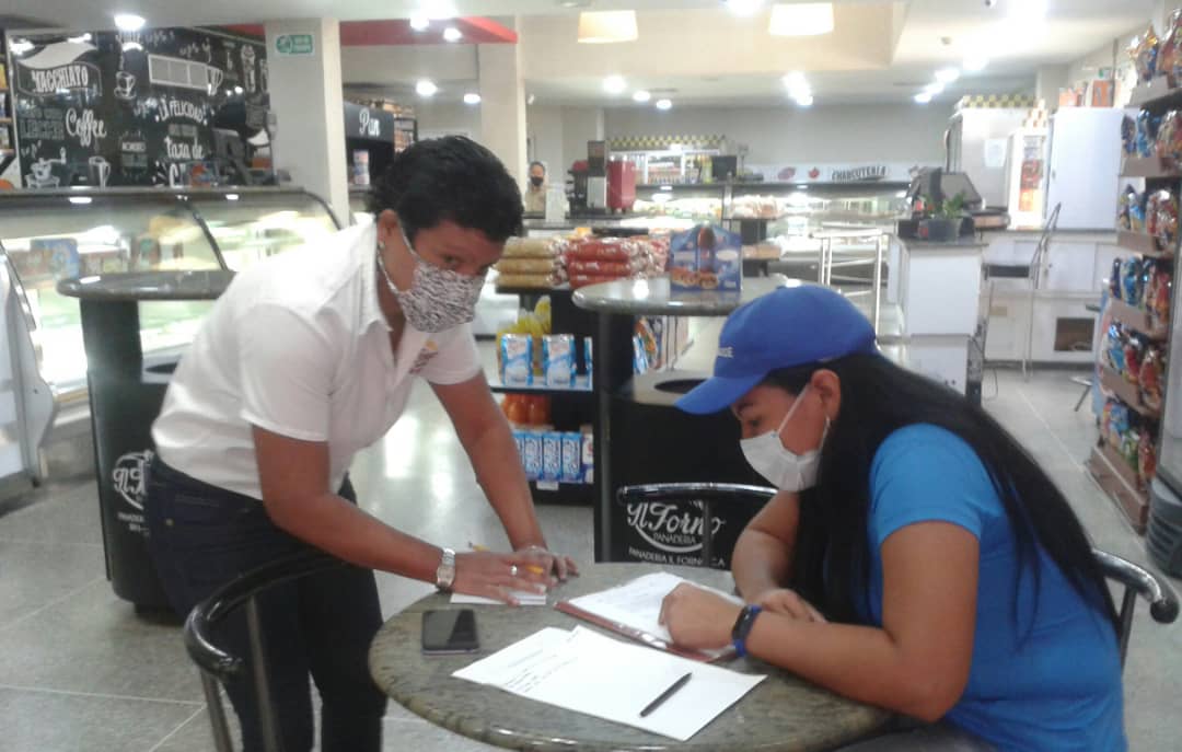 sundde_ve's tweet photo. #Monagas | Fiscales de la @sundde_ve siguiendo instrucciones emanadas de la superintendenta Eneida Laya Lugo, se desplegaron en los comercios, para verificar el cumplimiento de la tasa oficial del BCV, en caso de que el usuario desee pagar en divisas. #15Ene
#SunddeJustosSomosMás https://t.co/zx4WSL1QFf