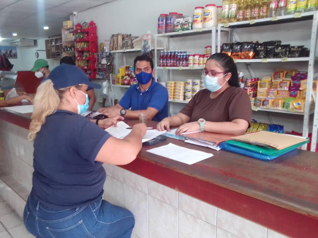 sundde_ve's tweet photo. #Monagas | Fiscales de la @sundde_ve siguiendo instrucciones emanadas de la superintendenta Eneida Laya Lugo, se desplegaron en los comercios, para verificar el cumplimiento de la tasa oficial del BCV, en caso de que el usuario desee pagar en divisas. #15Ene
#SunddeJustosSomosMás https://t.co/zx4WSL1QFf