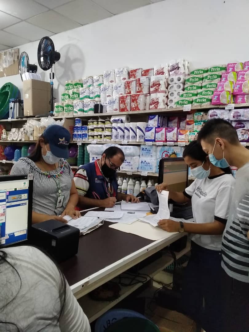 sundde_ve's tweet photo. #Monagas | Fiscales de la @sundde_ve siguiendo instrucciones emanadas de la superintendenta Eneida Laya Lugo, se desplegaron en los comercios, para verificar el cumplimiento de la tasa oficial del BCV, en caso de que el usuario desee pagar en divisas. #15Ene
#SunddeJustosSomosMás https://t.co/zx4WSL1QFf