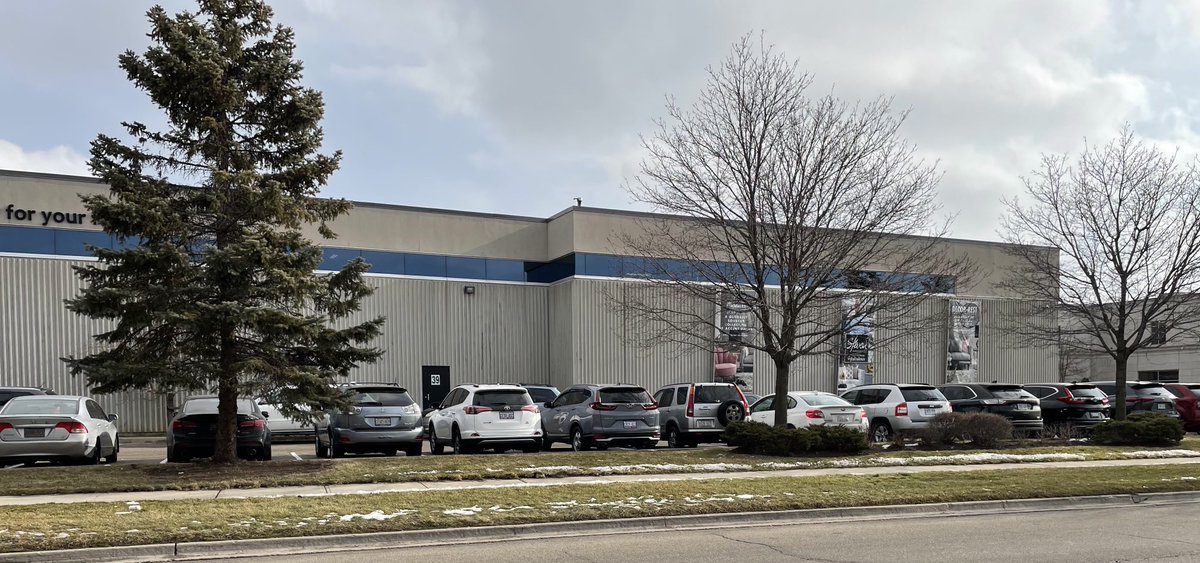  #vaughan parking lot full at luxury furniture manufacturer on Chrislea. Is this essential ⁦ @mbmayor⁩ ? But you’ll ticket kids sledding