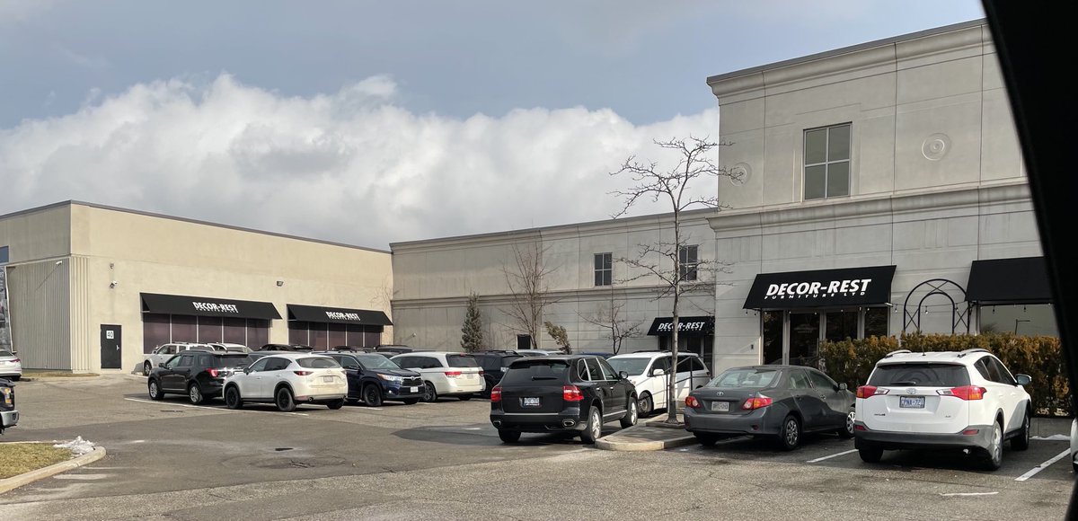  #vaughan parking lot full at luxury furniture manufacturer on Chrislea. Is this essential ⁦ @mbmayor⁩ ? But you’ll ticket kids sledding