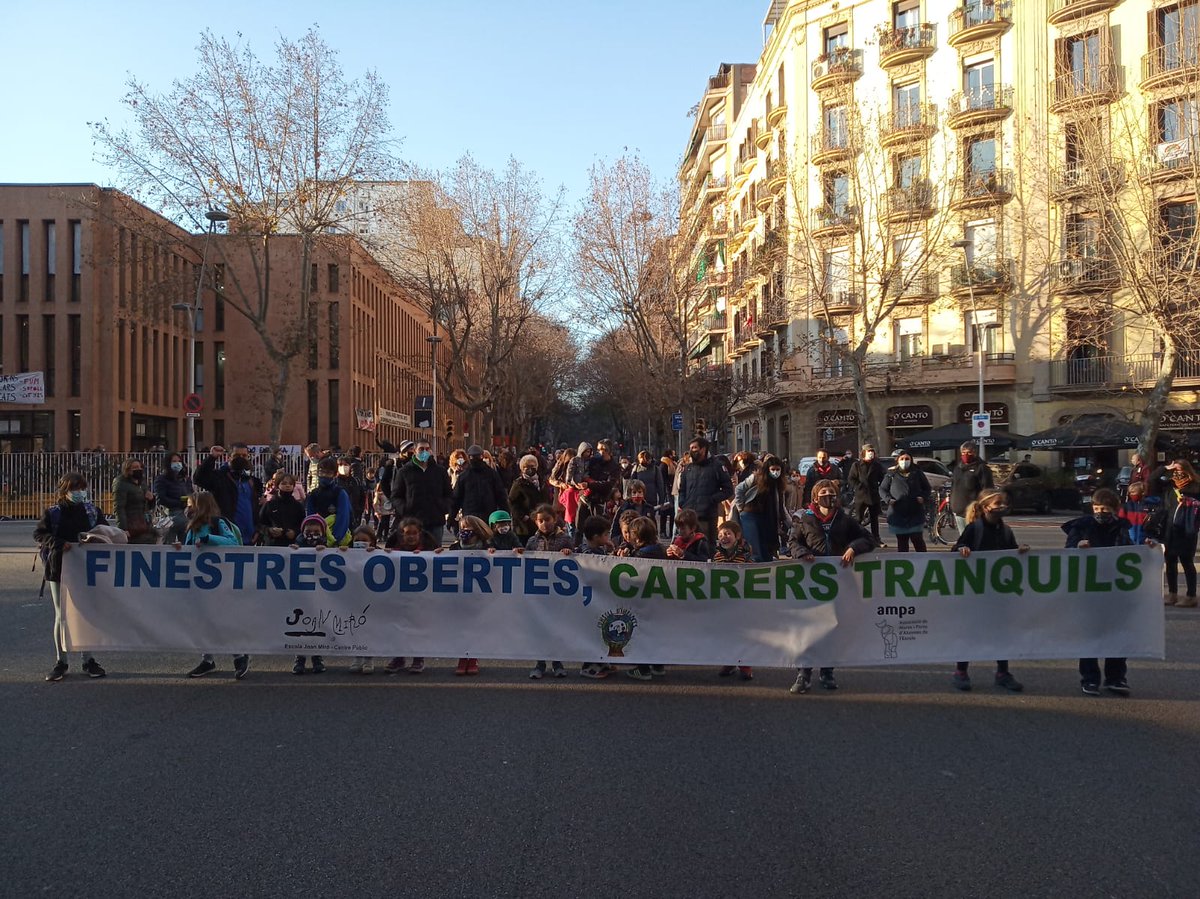 Èxit rotund! 35 talls de carrer! I el 29 de gener encara seran més! Escola a escola, recuperem la ciutat! #RevoltaEscolar