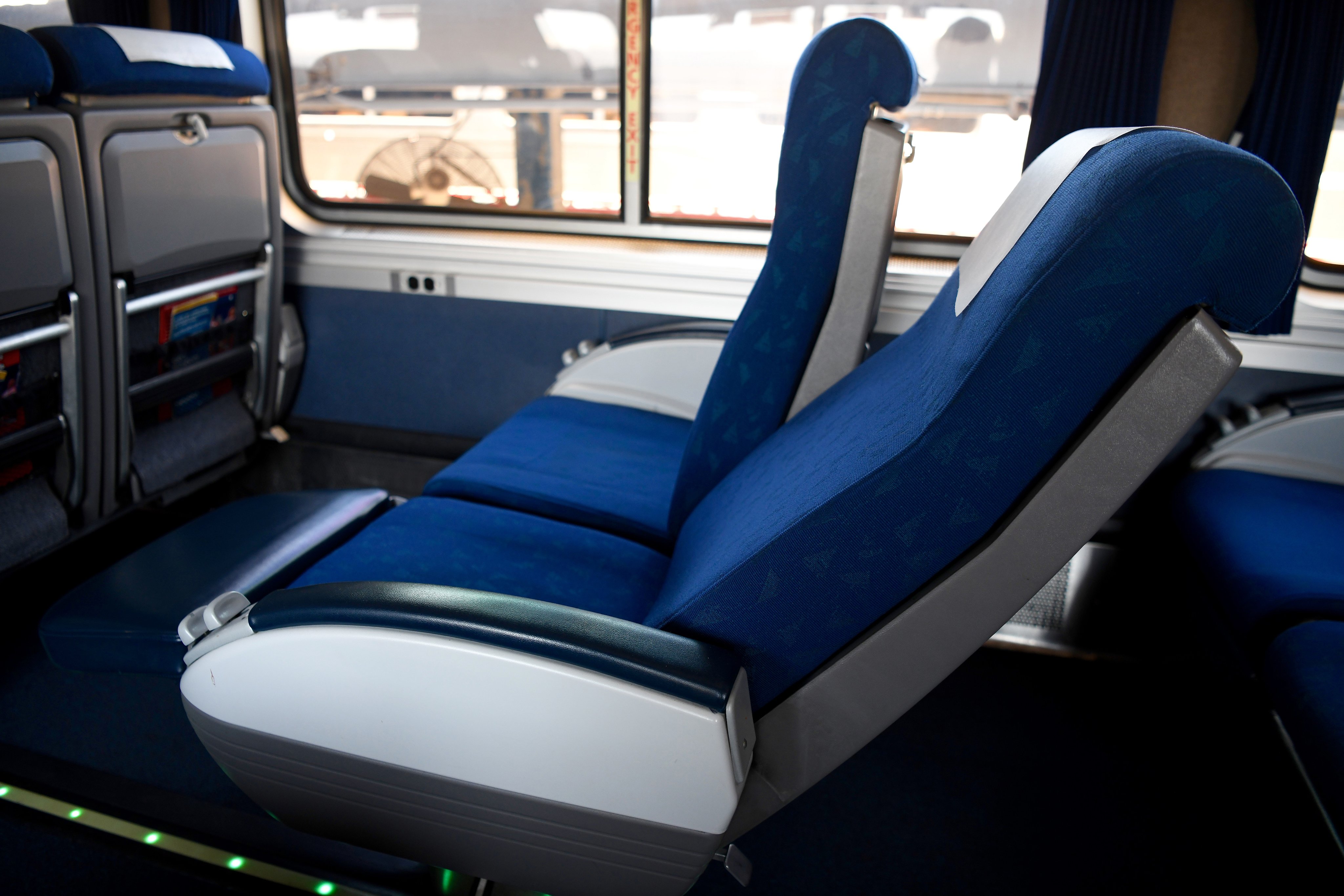 Arriba 87+ imagen what does amtrak coach look like Abzlocal.mx