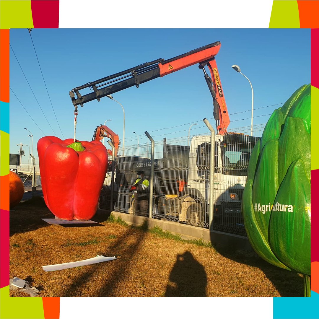 Mercavalencia1's tweet photo. Les nostres estimades fruites i verdures #HortAttack 🍊 han tornat a casa! Després del seu viatge ✈️ per diferents municipis, arribaren ahir de nou a les nostres instal·lacions. 🥰 Les hem posat a l'entrada perquè tot el món puga veure-les! Què vos pareix? A què són reboniques?🤩 https://t.co/VV8SYVLCOX