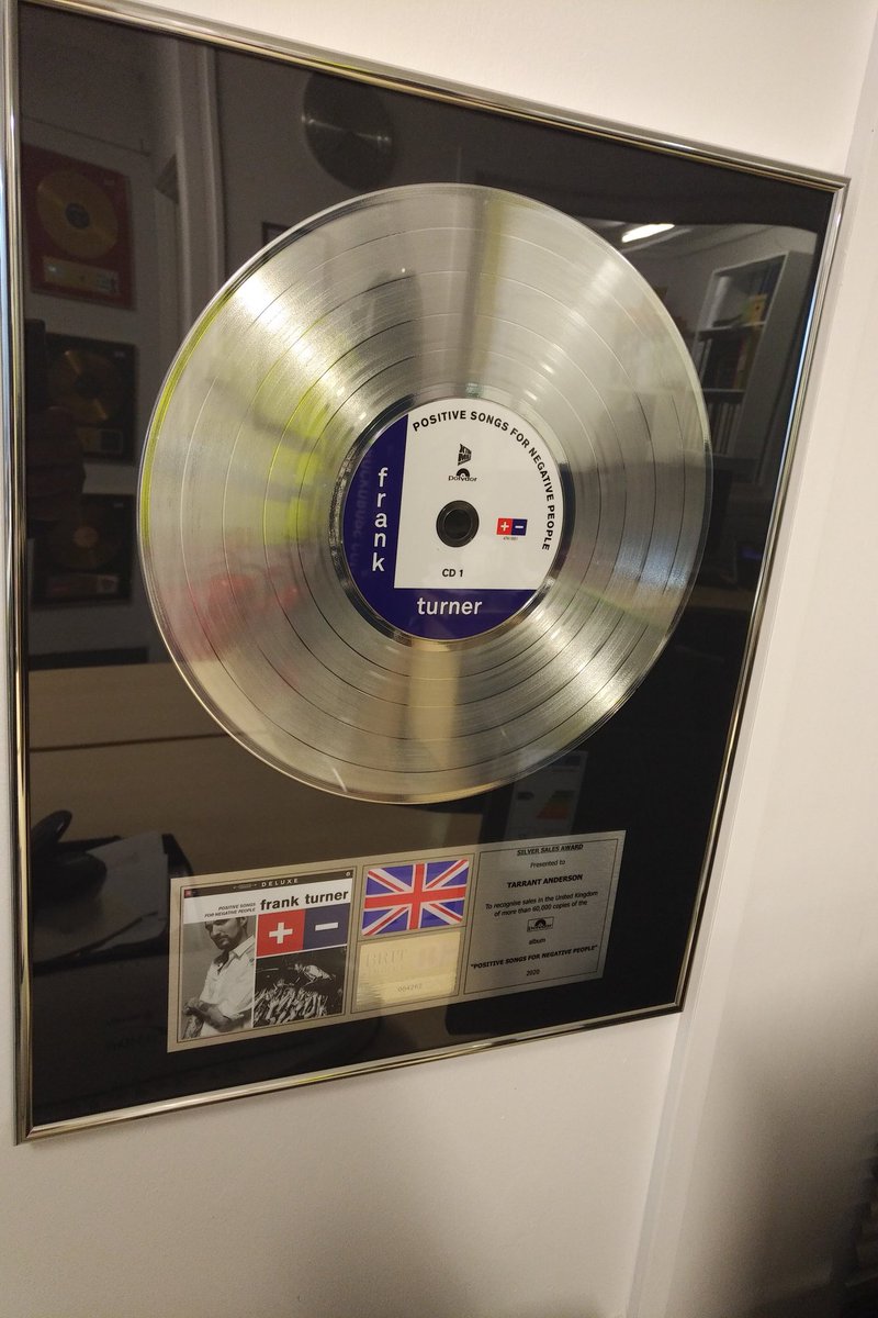 daily_fthc's tweet image. 🟥🟦 +/- 🟥🟦 silver albums!! #fthc #frankturnerarmy #getbetter #notdeadyet #thenextstorm #mittens #positivesongsfornegativepeople #silveralbum