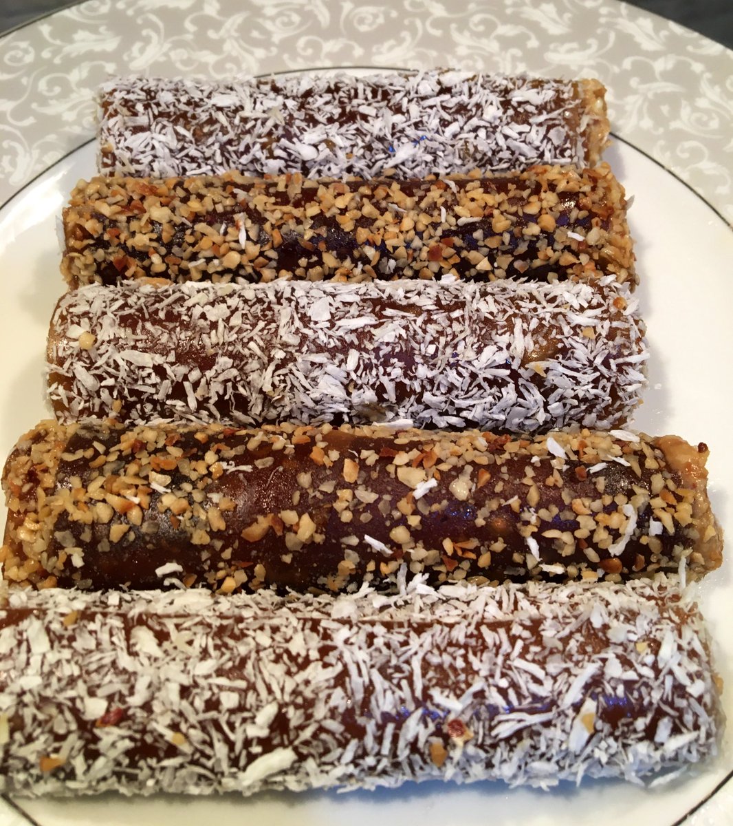 Bol fındıklı fındık ezmeli pestil sarma ve hindistan cevizli pestil sarma. Damak çatlatan lezzet nedir diye sorarsanız cevabı aşağıdaki fotoda. 😋🤤👇 #pestilsarma #pestiltatlısı #fındıkezmesi