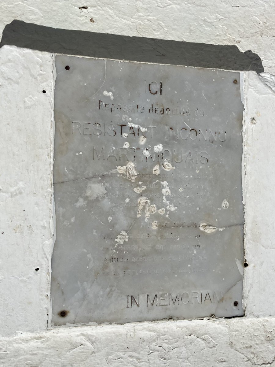 Chattancourt's tweet photo. Monument aux morts de la #Grandeguerre à #FortdeFrance en #Martinique. Au pied du monument, repose un Résistant martiniquais abattu par les Nazis en 1944 à #Carantilly en #Normandie. La tombe de Blanchette, surnom de ses camarades du STO est dans un piteuse état! @fondationresist https://t.co/MdBH1q61dj