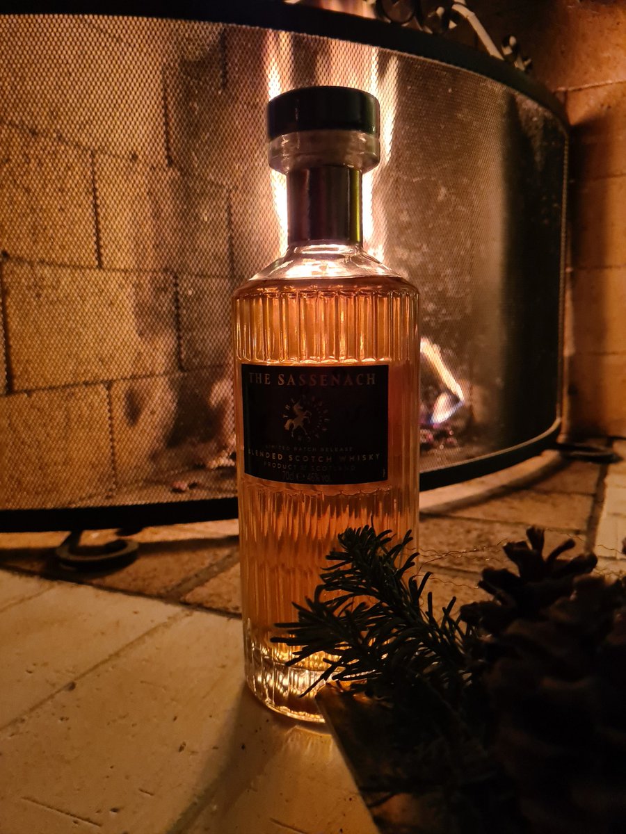 Lilleba2's tweet photo. It is here 🇧🇻👏❤ #sassenachspirits #whisky @SamHeughan 
-14 outside 🥃 skål https://t.co/v7vCrh5ikW
